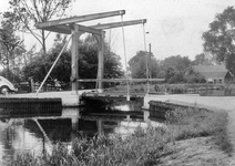 848458 Gezicht op de Nellesteinsebrug over de Winkel bij Abcoude.